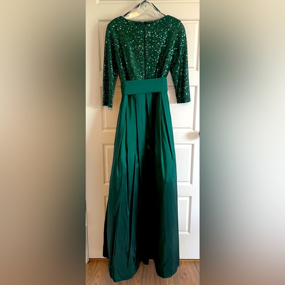 Gorgeous vivid forest green sequin and taffeta ball gown by Jessica Howard! - Picture 2 of 5